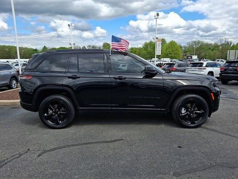 Certified 2023 Jeep Grand Cherokee Limited w/ Luxury Tech Group II AWD/4WD image 9