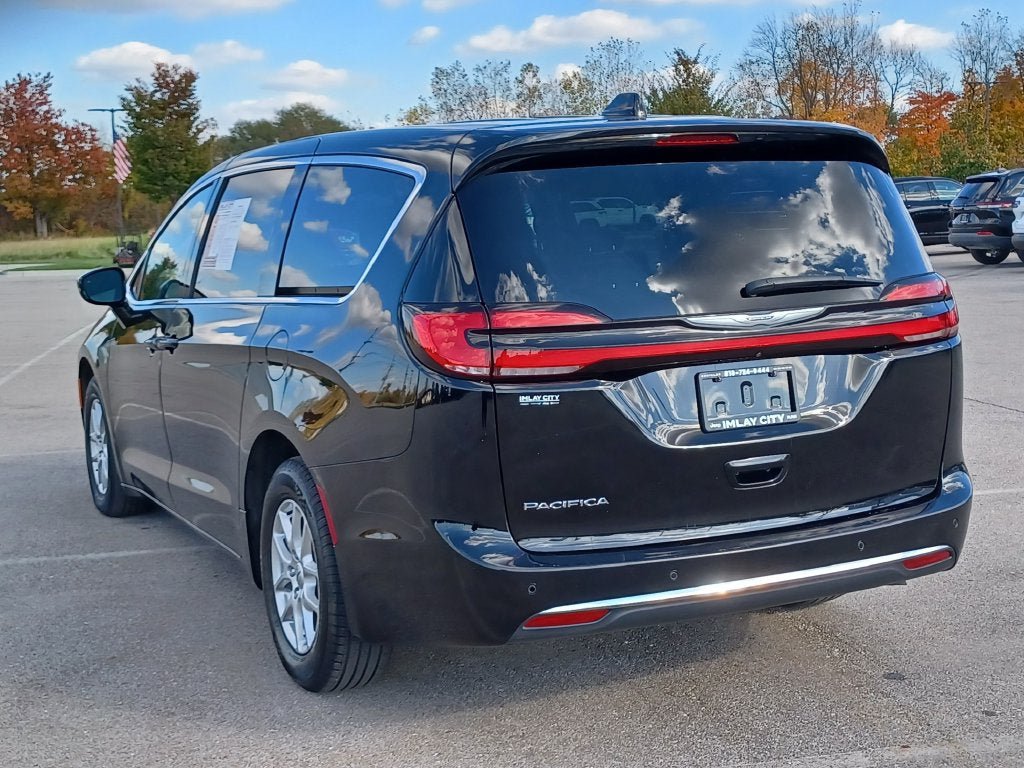 Used 2025 Chrysler Pacifica Select FWD image 3