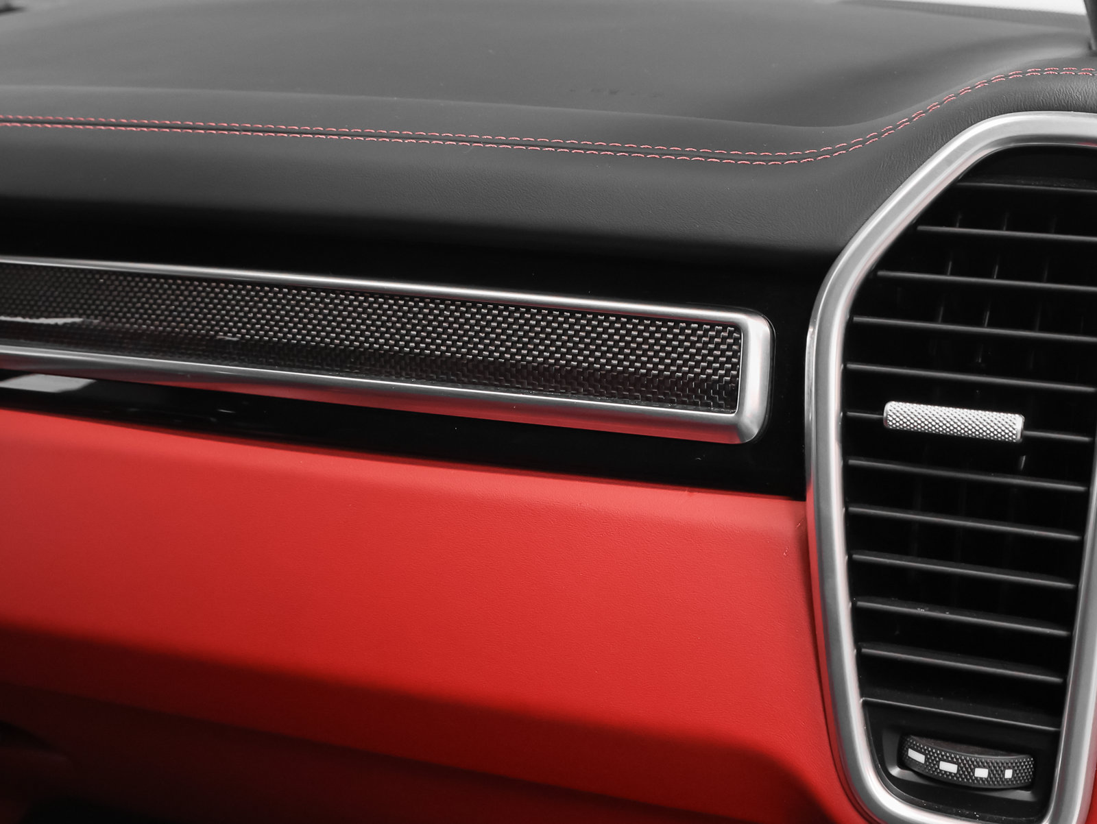 Certified 2022 Porsche Cayenne GTS w/ Premium Package Plus AWD/4WD image 25
