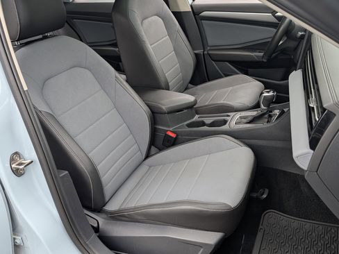 Used 2025 Volkswagen Jetta SE w/ Sunroof Package FWD image 21
