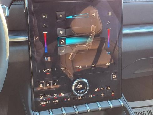 Used 2025 GMC Terrain Elevation w/ Elevation Premium Package image 9