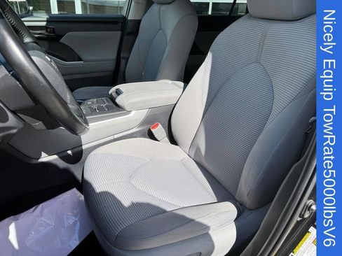 Used 2022 Toyota Highlander LE AWD/4WD image 17