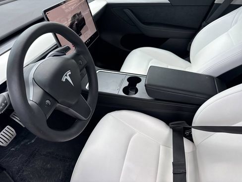 Used 2023 Tesla Model Y Performance AWD/4WD image 9