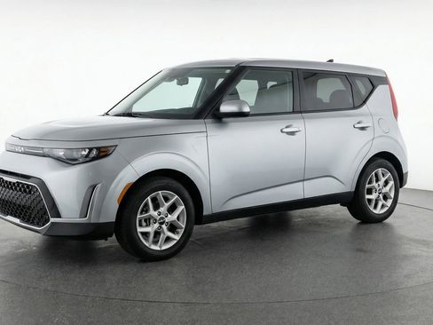 Used 2025 Kia Soul LX w/ LX Technology Package image 2