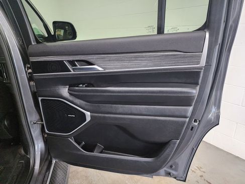 Used 2022 Jeep Wagoneer Series II AWD/4WD image 30