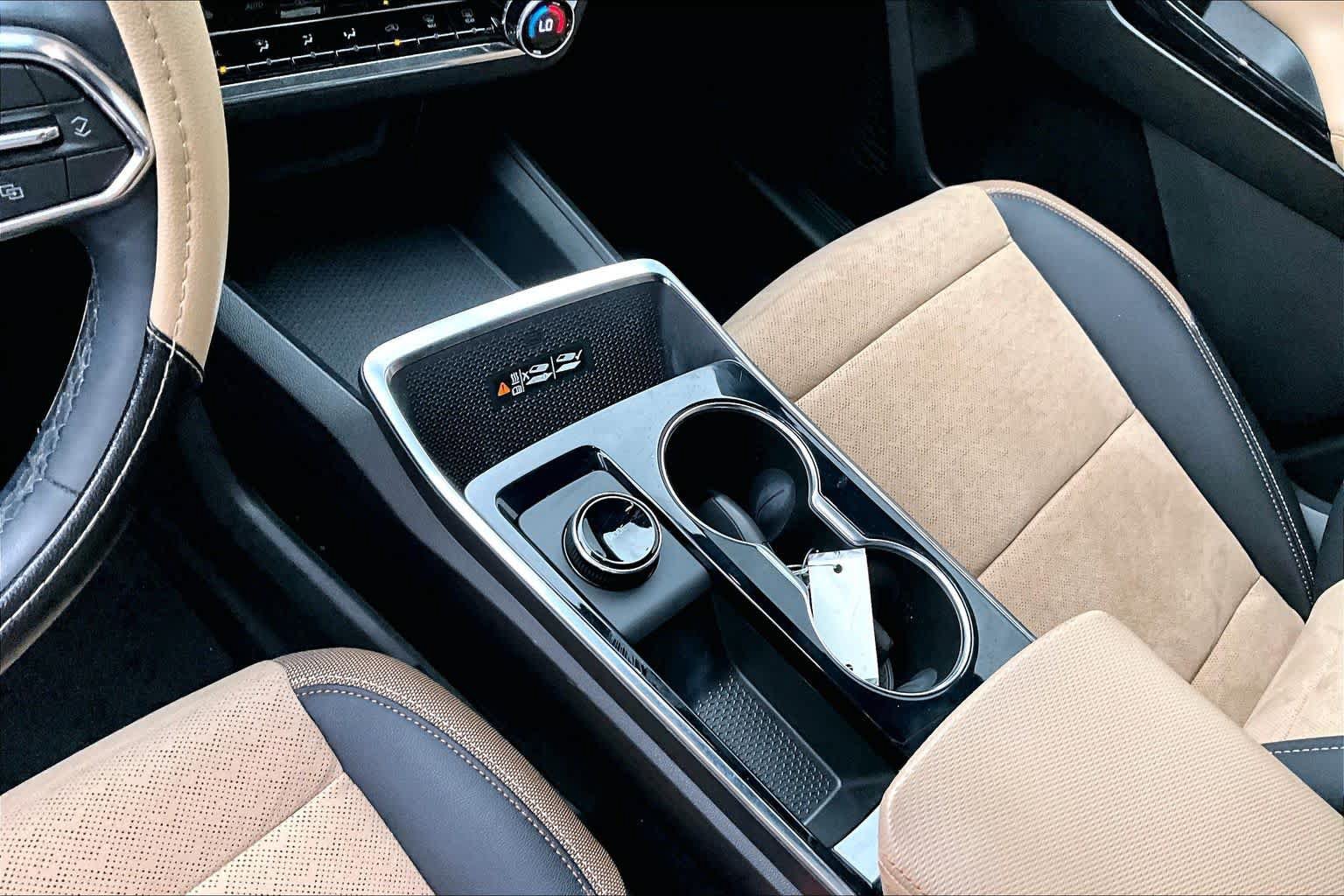 Used 2025 Chevrolet Equinox ACTIV w/ Safety and Technology Package FWD image 17