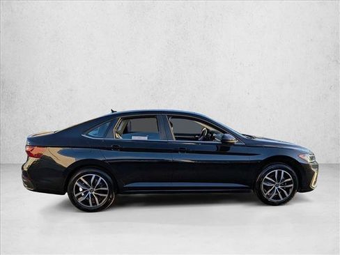 Used 2025 Volkswagen Jetta SE image 4