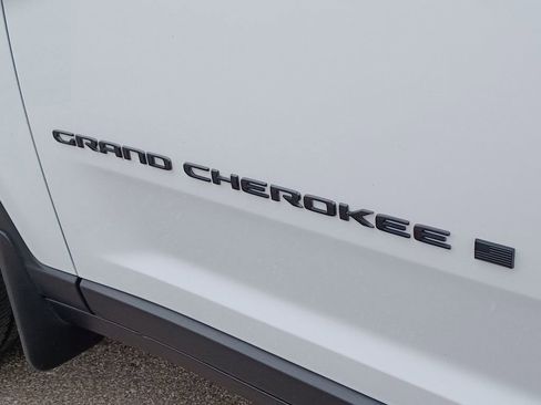 Used 2023 Jeep Grand Cherokee Altitude AWD/4WD image 6