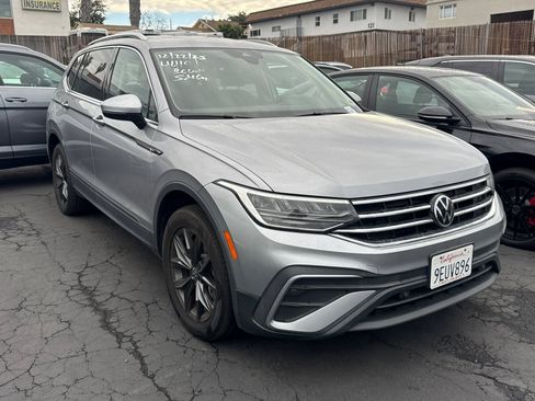 Used 2023 Volkswagen Tiguan SE image 2
