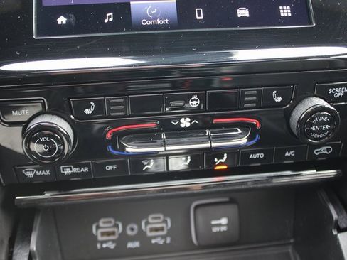 Used 2025 Jeep Grand Cherokee L Altitude image 8