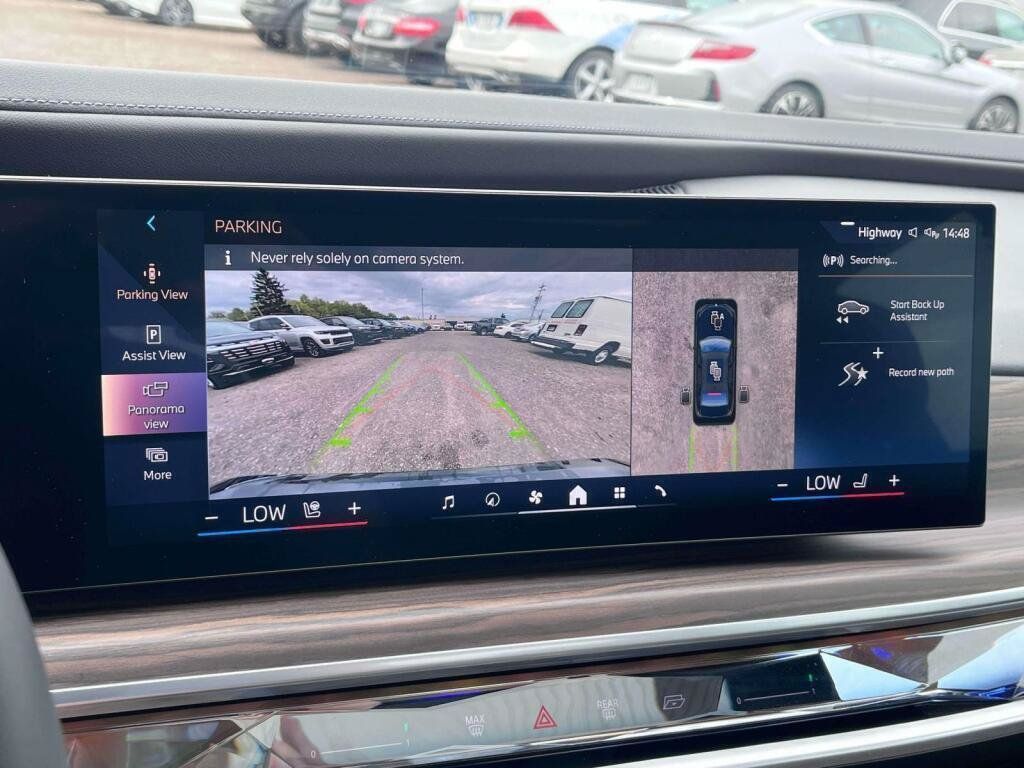 Used 2025 BMW 740i xDrive w/ Premium Package AWD/4WD image 28