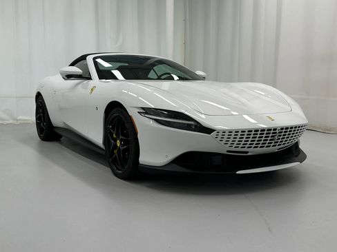 Used 2025 Ferrari Roma Spider RWD image 9