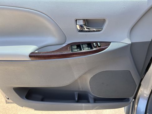 Used 2012 Toyota Sienna XLE FWD image 14