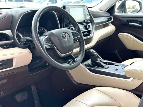 Used 2021 Toyota Highlander XLE FWD image 18