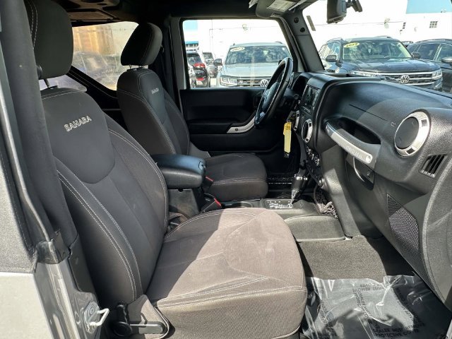 Used 2017 Jeep Wrangler Sahara w/ Connectivity Group AWD/4WD image 17