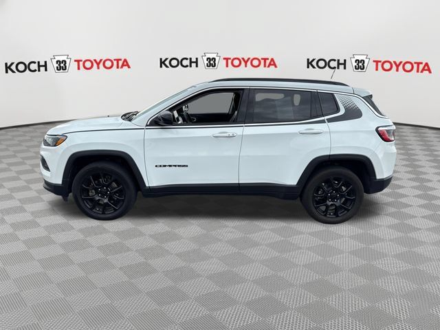 Used 2022 Jeep Compass Latitude w/ Mopar Graphics Package AWD/4WD image 4