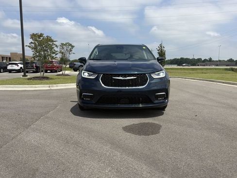 Used 2023 Chrysler Pacifica Touring-L FWD image 8
