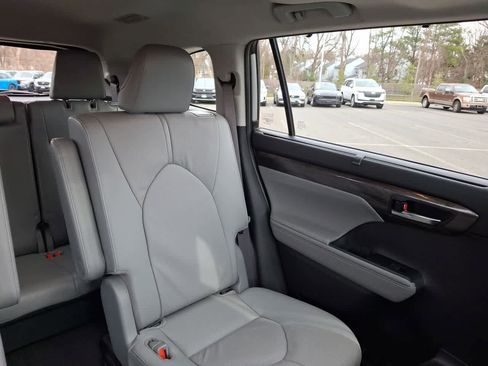 Used 2021 Toyota Highlander Limited image 14