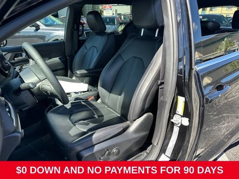Used 2025 Chrysler Pacifica Select FWD image 6