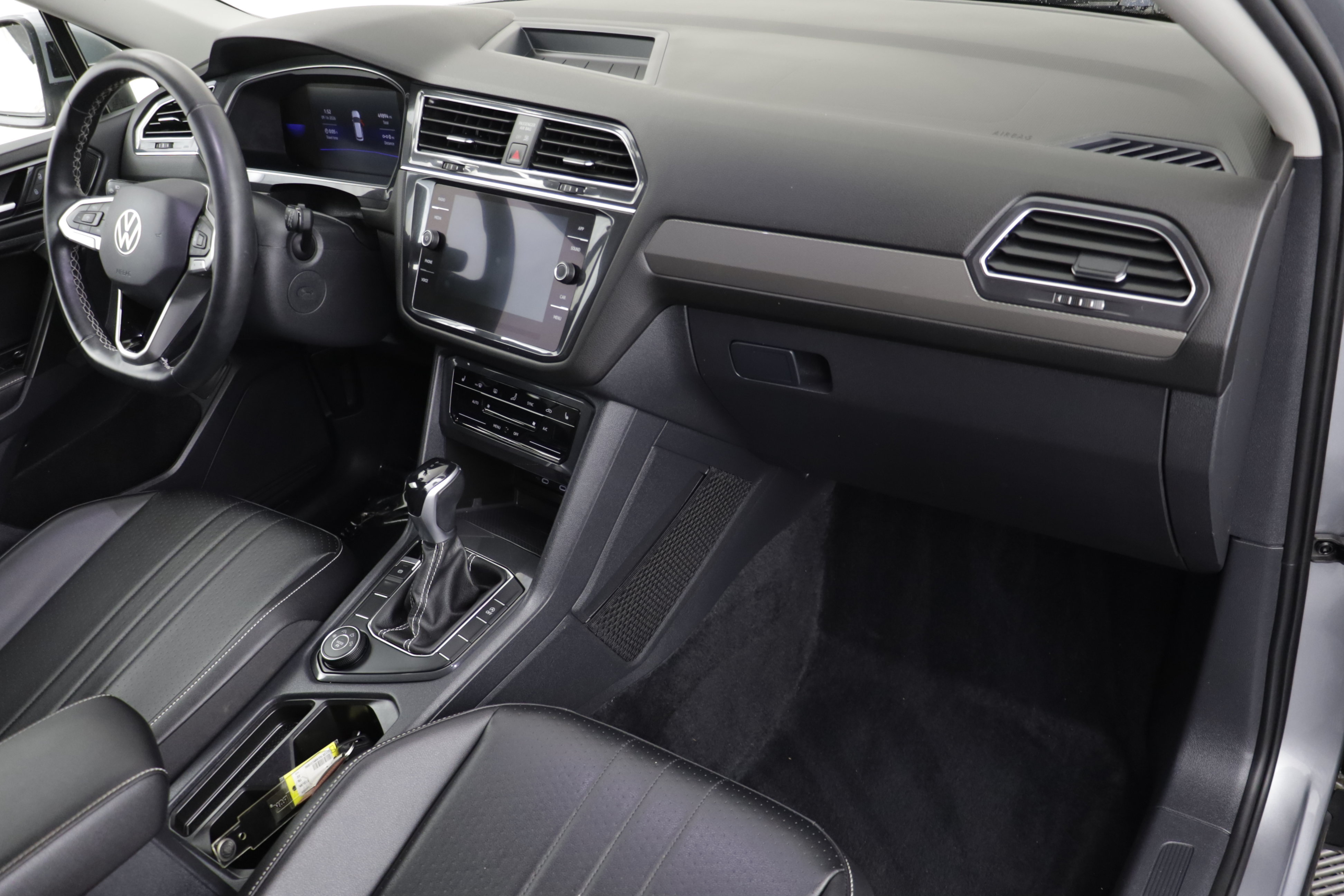 Used 2022 Volkswagen Tiguan SE AWD/4WD image 19