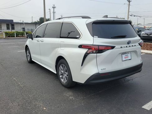 Used 2022 Toyota Sienna XLE image 4