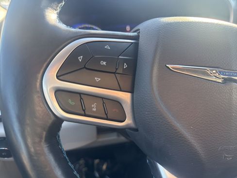 Used 2021 Chrysler Pacifica Touring-L image 27