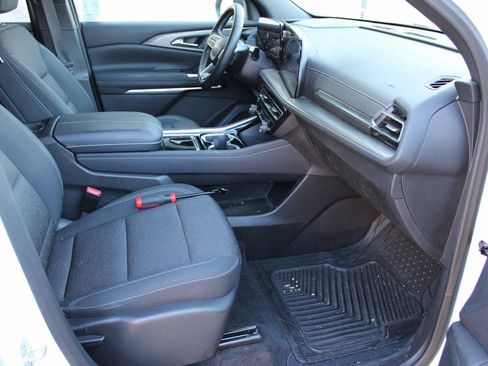 Used 2024 Chevrolet Traverse LS image 17