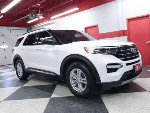 Used 2020 Ford Explorer XLT w/ Equipment Group 202A RWD image 2