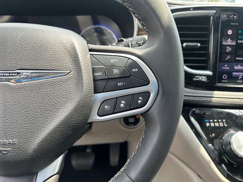 Used 2023 Chrysler Pacifica Limited FWD image 23