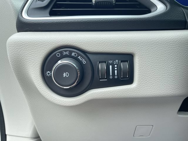 Used 2024 Chrysler Pacifica Touring-L FWD image 17
