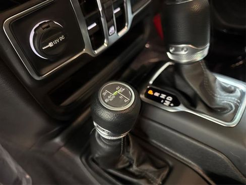 Used 2025 Jeep Wrangler Unlimited Sahara image 25