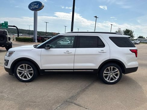 Used 2017 Ford Explorer XLT w/ Equipment Group 202A FWD image 7