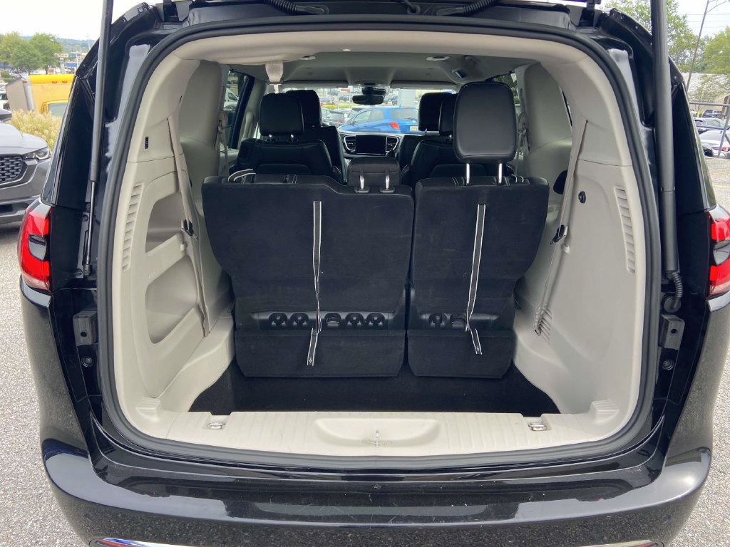 Used 2024 Chrysler Pacifica Touring-L FWD image 8