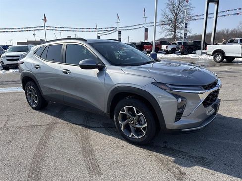 Used 2025 Chevrolet Trax LT w/ LT Convenience Package image 7