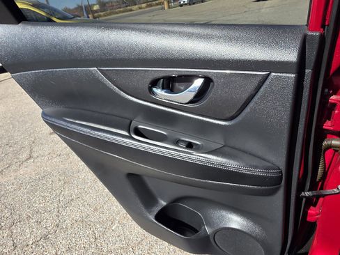 Used 2017 Nissan Rogue SV image 33