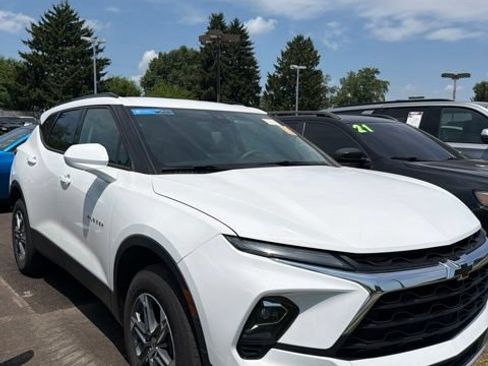 Used 2024 Chevrolet Blazer LT w/ Convenience Package FWD image 3