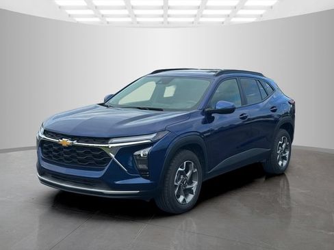Used 2024 Chevrolet Trax LT w/ Sunroof Package FWD image 3
