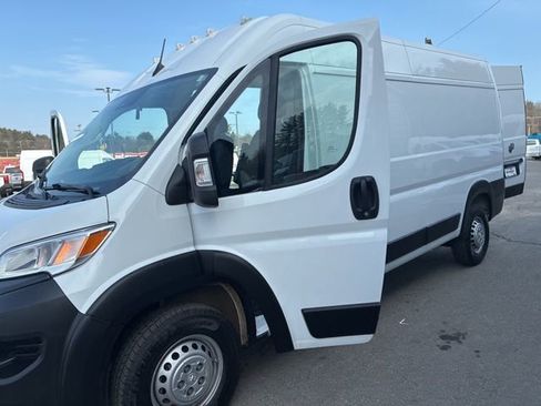 Used 2024 RAM ProMaster 2500 w/ Convenience Group image 11