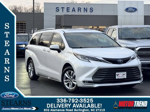Used 2024 Toyota Sienna Limited image 1