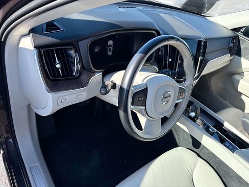 Used 2022 Volvo XC60 B5 Momentum image 10