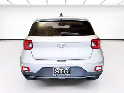 Used 2021 Hyundai Venue SE FWD image 5