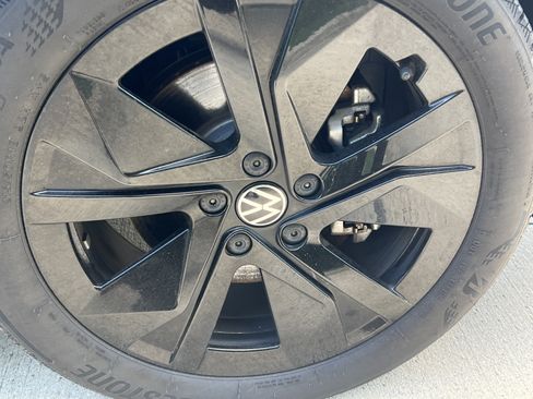 Certified 2025 Volkswagen Taos SE FWD image 11