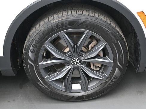Used 2022 Volkswagen Tiguan SE image 36
