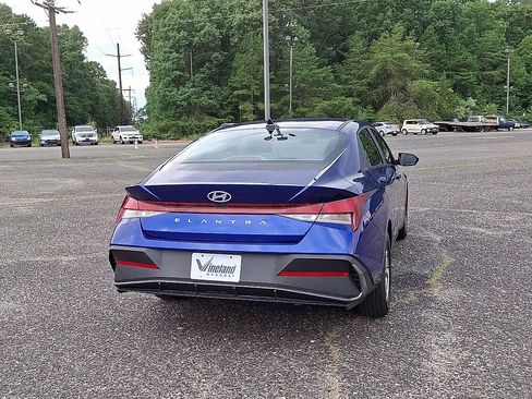 Used 2025 Hyundai Elantra SE FWD image 7