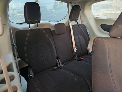 Used 2021 Chrysler Voyager L image 33