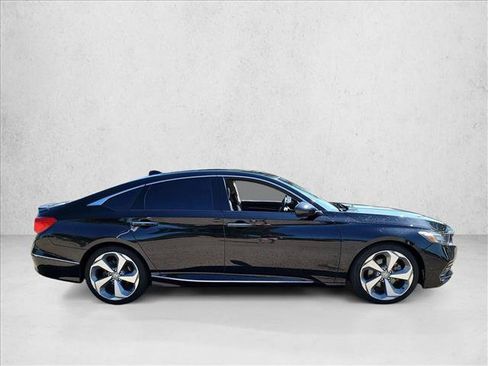 Used 2018 Honda Accord Touring image 4