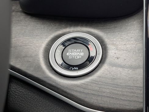 Used 2024 Jeep Grand Cherokee Limited w/ Black Appearance Package image 34