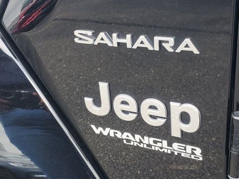 Used 2018 Jeep Wrangler Unlimited Sahara AWD/4WD image 6