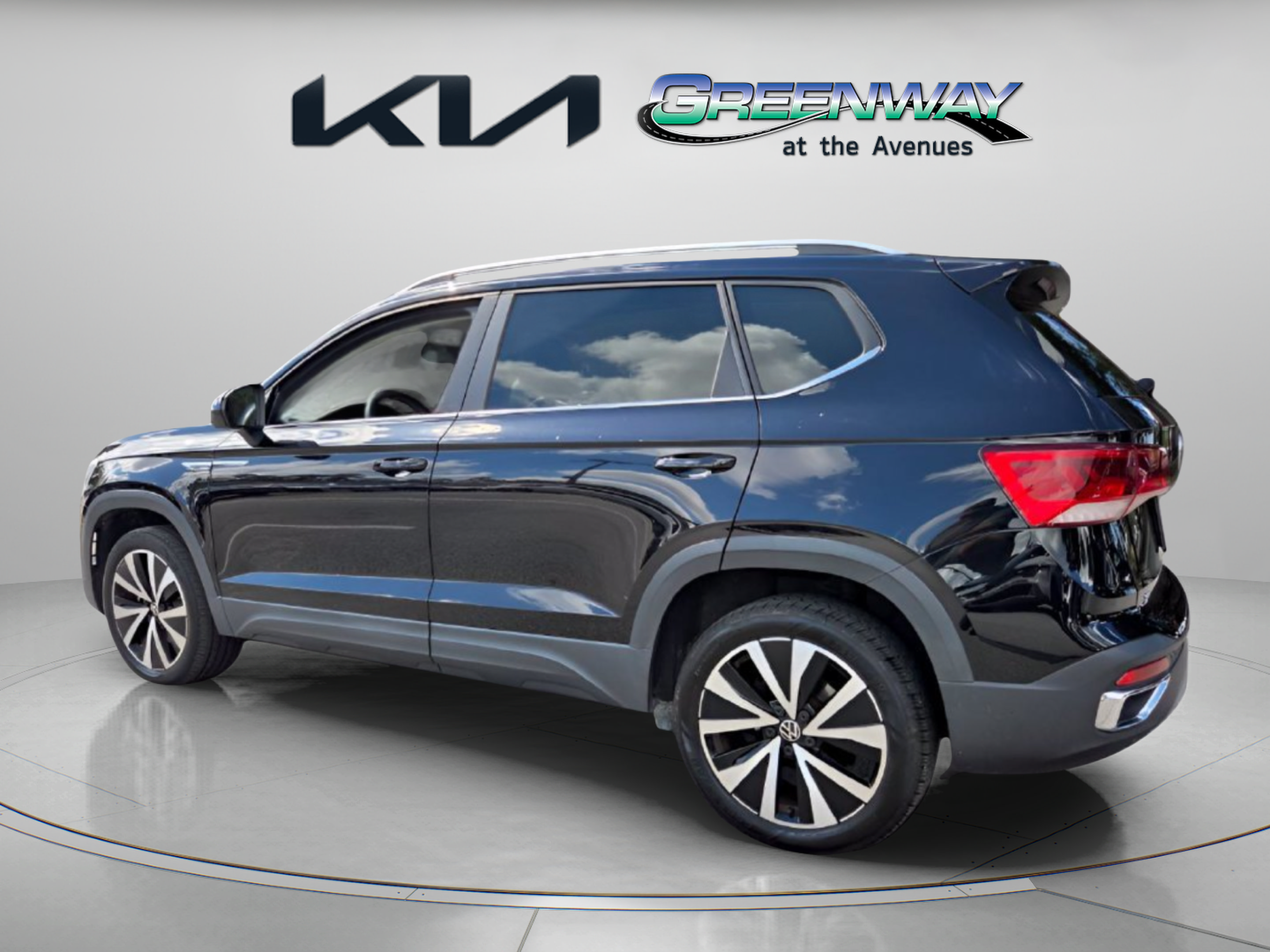 Used 2022 Volkswagen Taos SE w/ Panoramic Sunroof Package FWD image 5
