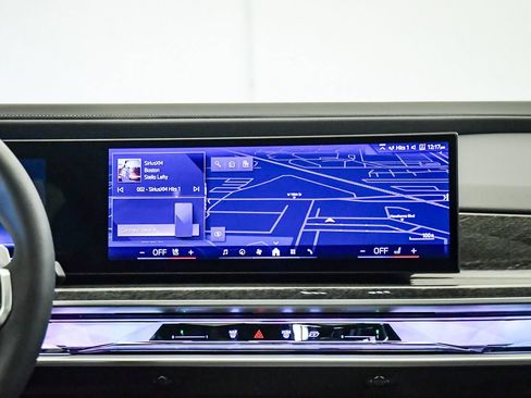 Used 2025 BMW 740i w/ Premium Package RWD image 13